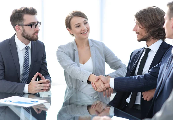 Handshake mulheres de negócios com parceiro de negócios — Fotografia de Stock