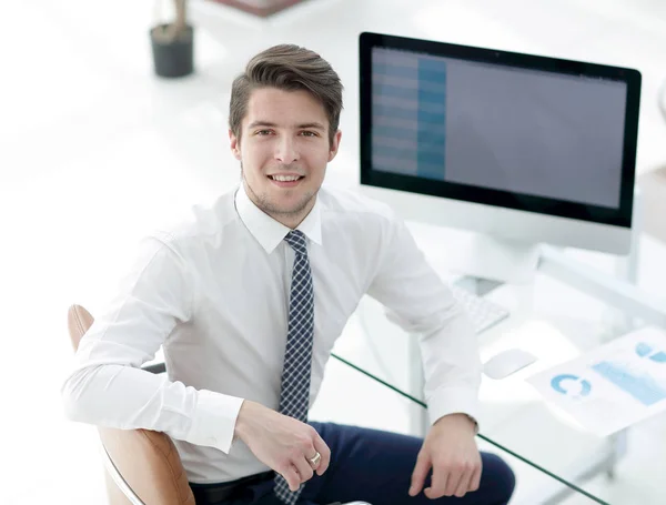 Empregado sentado na frente de uma tela do computador — Fotografia de Stock