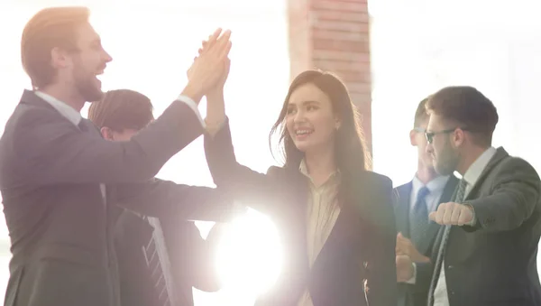 Mulher de sucesso liderando um grupo de negócios e parecendo feliz . — Fotografia de Stock