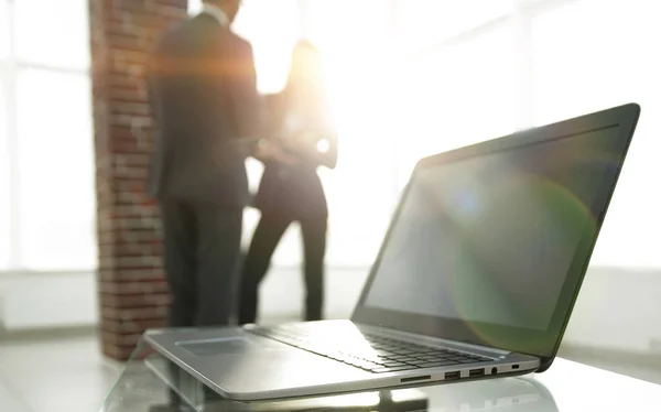 Mesa de espacio de trabajo funciona en la oficina con un ordenador — Foto de Stock