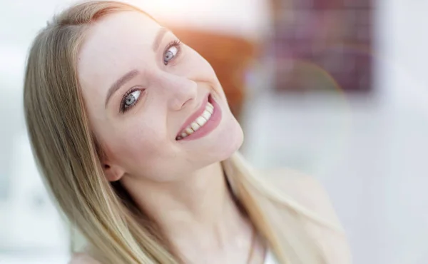 Close-up retrato de uma jovem mulher em um fundo de escritório borrado . — Fotografia de Stock