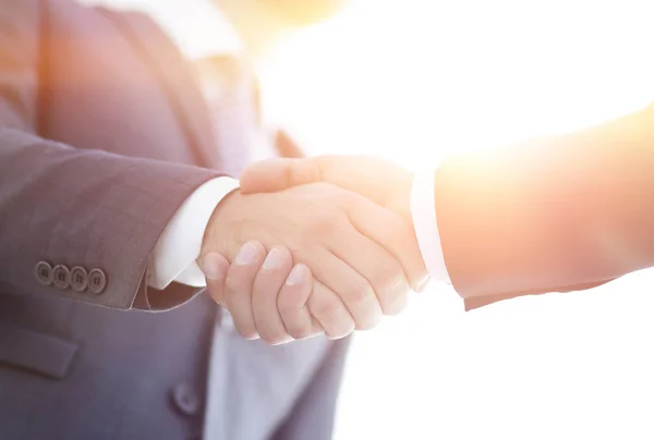 Succesvol bedrijf mensen handshaking na goede deal. — Stockfoto