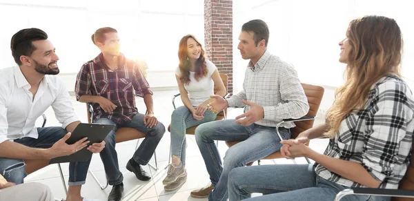 Equipo creativo sentado en el vestíbulo de la oficina — Foto de Stock