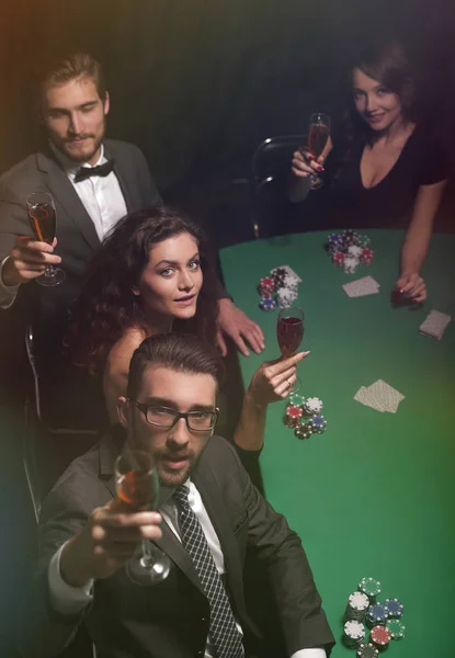 Ομάδα νέων πλούσιων ανθρώπων παίζει πόκερ στο καζίνο — Φωτογραφία Αρχείου