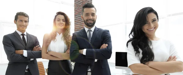 Equipo empresarial exitoso en el fondo de la oficina . —  Fotos de Stock