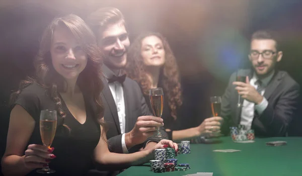 Pokerspieler mit einem Glas Wein am Tisch — Stockfoto