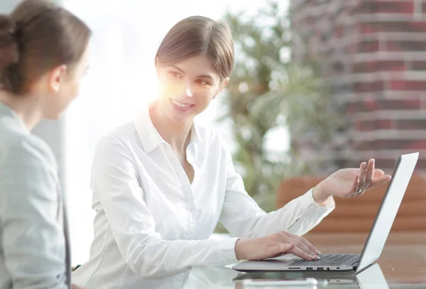 Manager en cliënt bespreken de inlichtingen met de laptop — Stockfoto