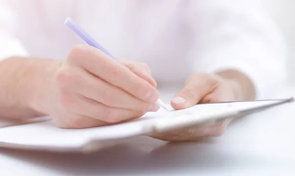 Doctor escribiendo la prescription.close-up — Foto de Stock