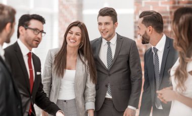 Grup Genç iş adamları iş merkezinde duran