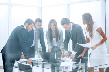 dizüstü bilgisayar ekranına bakarak çalışan grubu