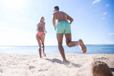 mutlu çift gün batımı, tatil tropikal plaj üzerinde çalışan