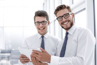 up.Employees ofis pencere yakınındaki bir dijital tablet konumu olan kapatın