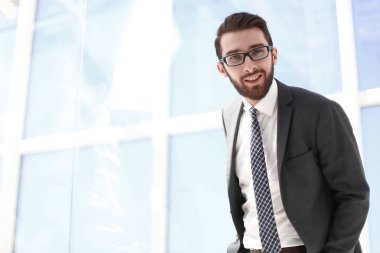 parlak bir arka plan üzerinde başarılı iş adamı