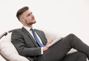 düşünceli iş adamı dijital tablet ile.