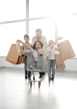 neşeli aile bir hipermarket alışveriş gidiyor