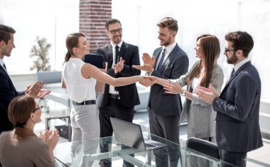 Yeni İşyerinde meslektaşları arasındaki karşılıklı hoş geldiniz