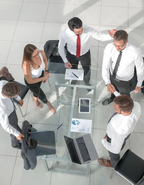 Junge Gruppe diskutiert Businesspläne. — Stockfoto