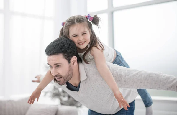 Szczęśliwy ojciec gra z córką w jasny pokój dzienny — Zdjęcie stockowe