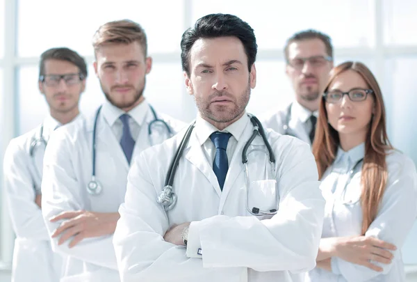 Ritratto del medico e del personale medico in piedi in ufficio — Foto Stock