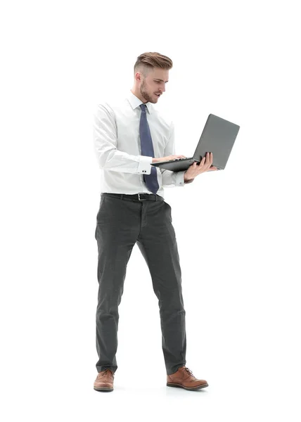 В полном росте. бизнесмен с помощью ноутбука — стоковое фото