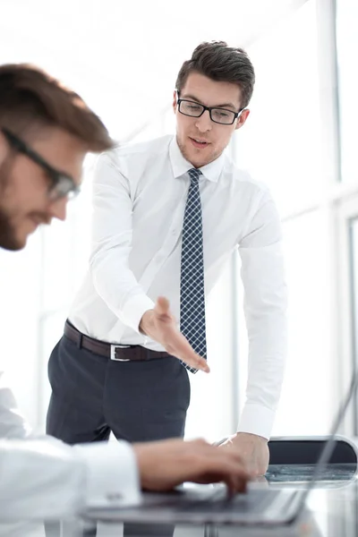 Vicino. il dipendente fa una domanda al suo collega — Foto Stock