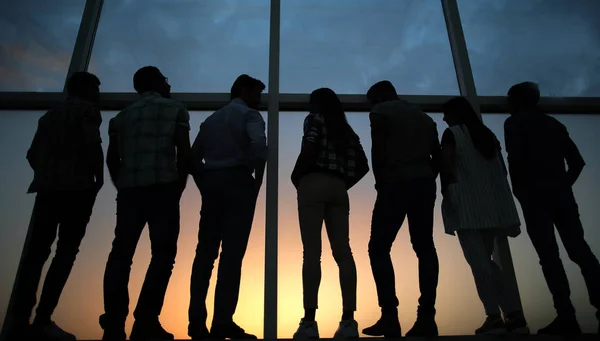 Moderno equipo de negocios de pie cerca de una gran ventana . —  Fotos de Stock