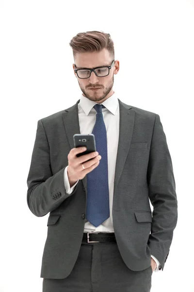 Komoly Üzletember Sms Olvasó Smartphone Isolated Fehér — Stock Fotó