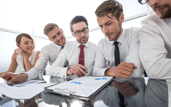 Equipe de negócios analisando documentos financeiros — Fotografia de Stock