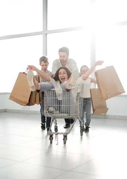 Familia alegre va de compras en un hipermercado — Foto de Stock