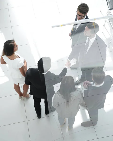 Affärs bakgrund. välkommen handslag av två affärsmän — Stockfoto