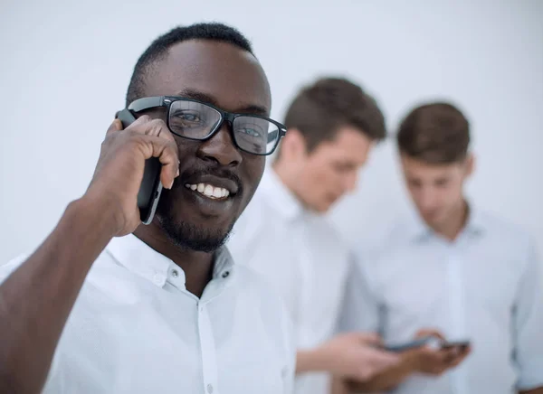 Close up. Úspěšný podnikatel mluví na mobilním telefonu — Stock fotografie