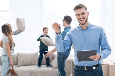 Yeni bir dairenin anahtarları gösterilen başarılı Emlak