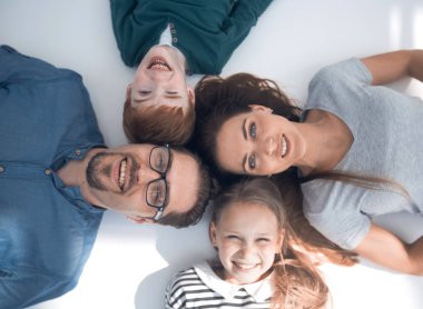 üstten görünüm. yerde yatarken çocuklu mutlu anne