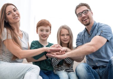 Mutlu aile ellerinden kule yapıyor.