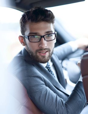 adam arabanın içinde otururken resmi kıyafeti