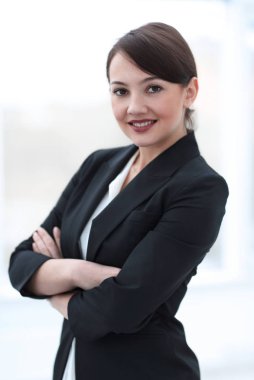 ofis arka plan üzerinde başarılı genç iş kadını.