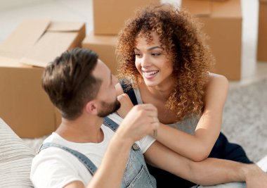 Yeni bir daire için bir anahtar ile genç Çift.