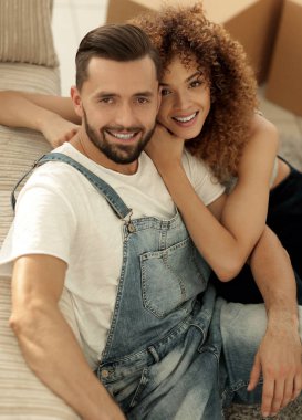 Mutlu genç çift yeni bir daire içinde.