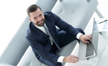 Ofiste dizüstü bilgisayar üzerinde çalışan işadamı Üstten Görünüm