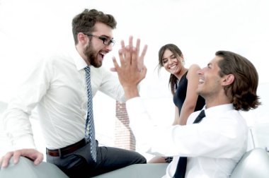 Birbirimizi beş yüksek vererek iş arkadaşları.