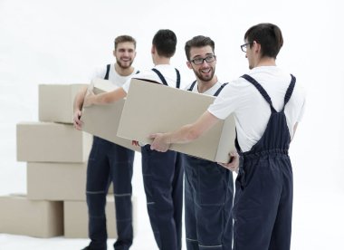 Fotoğraf işçileri taşınırken birbirlerini kutular..