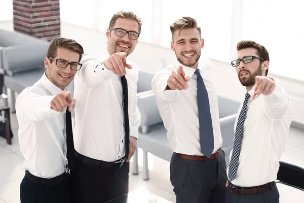 Gruppe erfolgreicher Mitarbeiter, die auf Sie hinweisen — Stockfoto