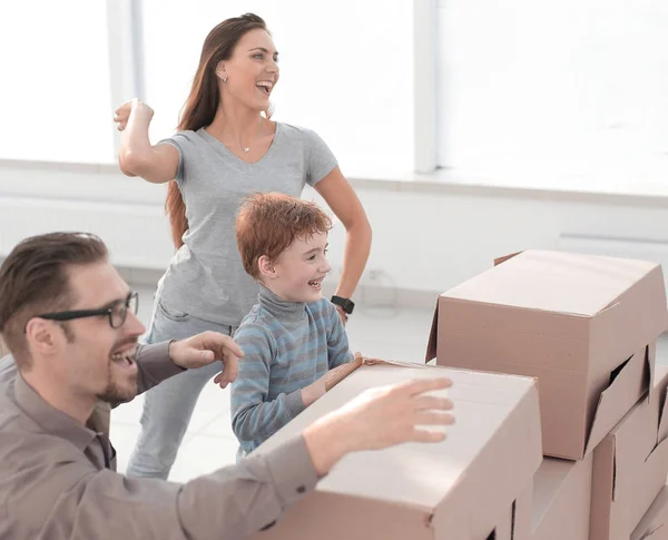 Familia joven se está divirtiendo en un nuevo apartamento —  Fotos de Stock