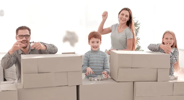 Młody szczęśliwy stojący rodziny w nowym mieszkaniu — Zdjęcie stockowe