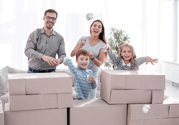 Ευτυχισμένη οικογένεια στέκεται στο νέο διαμέρισμα. — Φωτογραφία Αρχείου