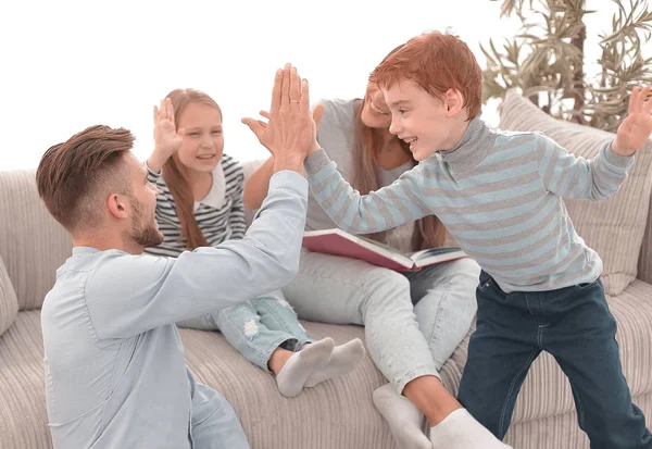 Lykkelige foreldre som gir hverandre high five – stockfoto