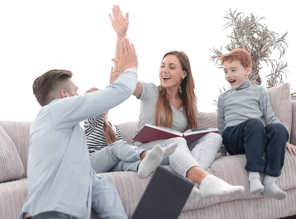 Glückliche Eltern Die Sich Gegenseitig Eine Hohe Fünf Geben — Stockfoto