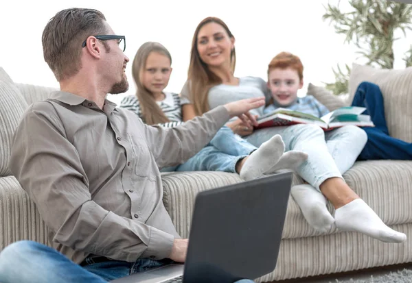 Família feliz gasta seu tempo livre em sua sala de estar. — Fotografia de Stock