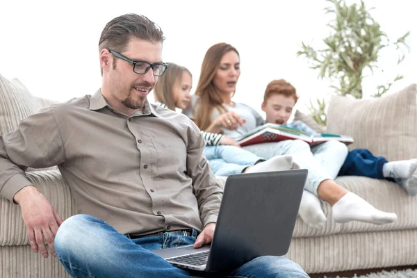 Ung man använder laptop i sitt hus — Stockfoto
