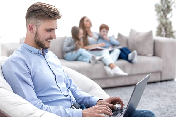 Moderne mens werkende laptop in zijn woonkamer — Stockfoto